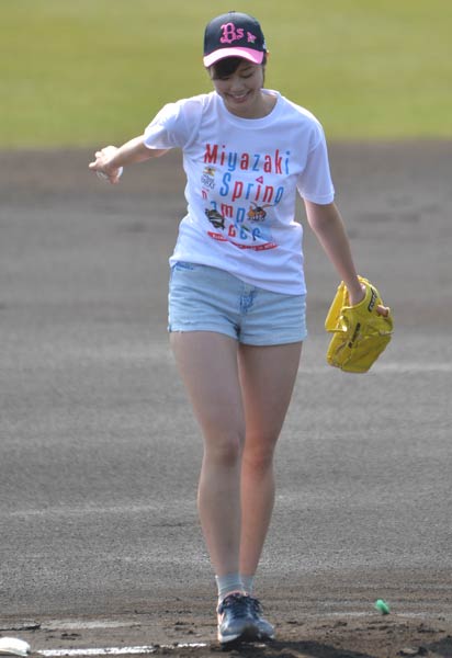 始球式で投げるショートパンツの稲村亜美