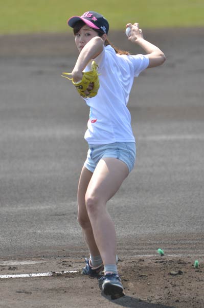 始球式で投げるショートパンツの稲村亜美