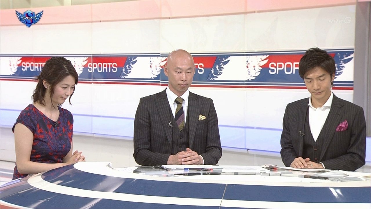 NHK「サンデースポーツ」で体のラインが分かるワンピースを着てる杉浦友紀アナの爆乳と共演者の森本稀哲