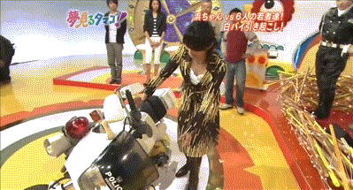 倒れたバイクを起こそうとする杉浦友紀アナの胸チラ