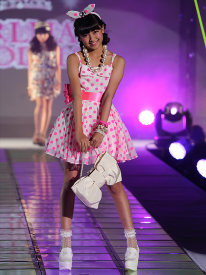 ファッションショーでランウェイを歩く小学生モデル