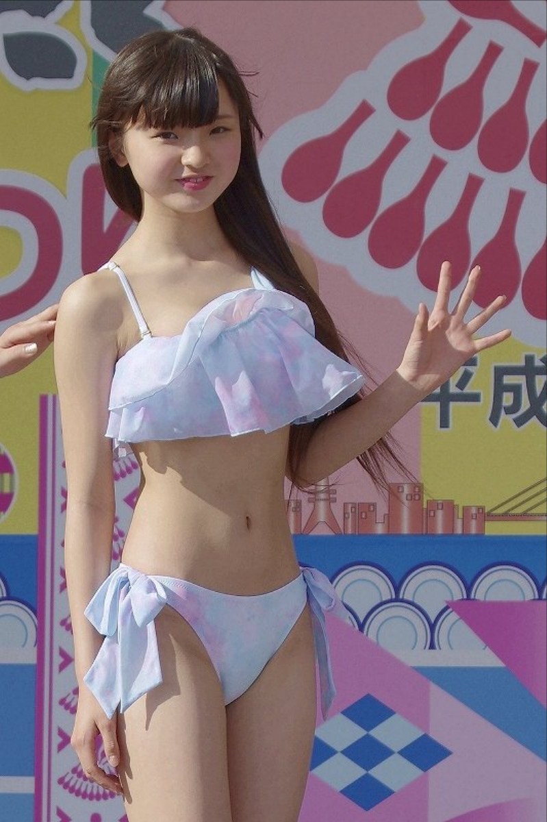 博多どんたくの水着ショーにビキニの水着で出演した小学生モデルの仲村星虹