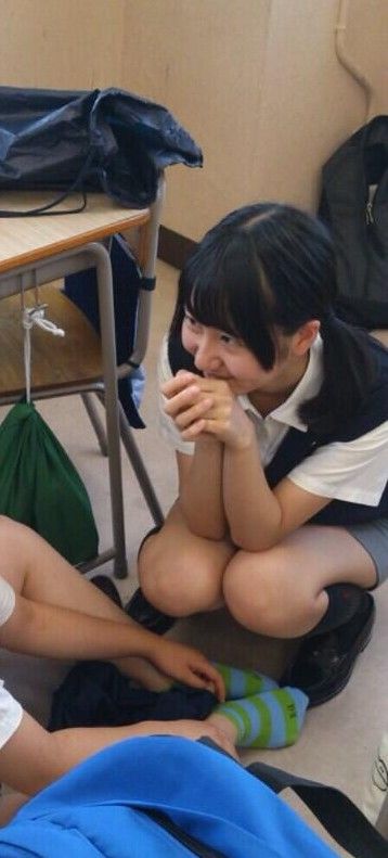 タイトミニスカートの制服を着て太もも丸出しの慶應義塾女子高校のJK