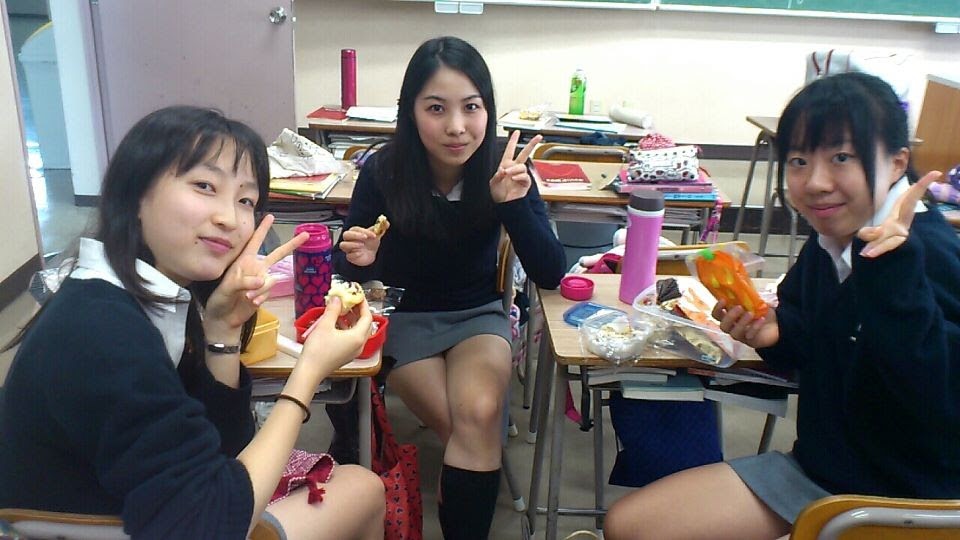 タイトミニスカートの制服を着て太もも丸出しの慶應義塾女子高校のJK