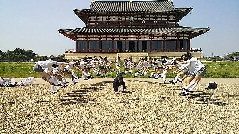 タイトミニスカートの制服を着た慶應義塾女子高校のJK