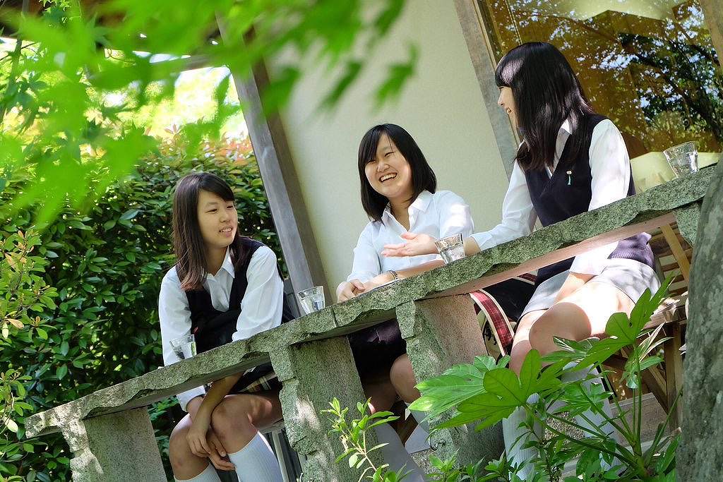 タイトミニスカートの制服を着た慶應義塾女子高校のJK