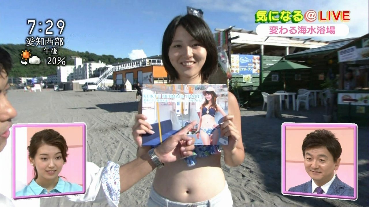 NHKの朝のニュース、ビキニの水着を着て日焼けあとおっぱいを見せてる女子アナ