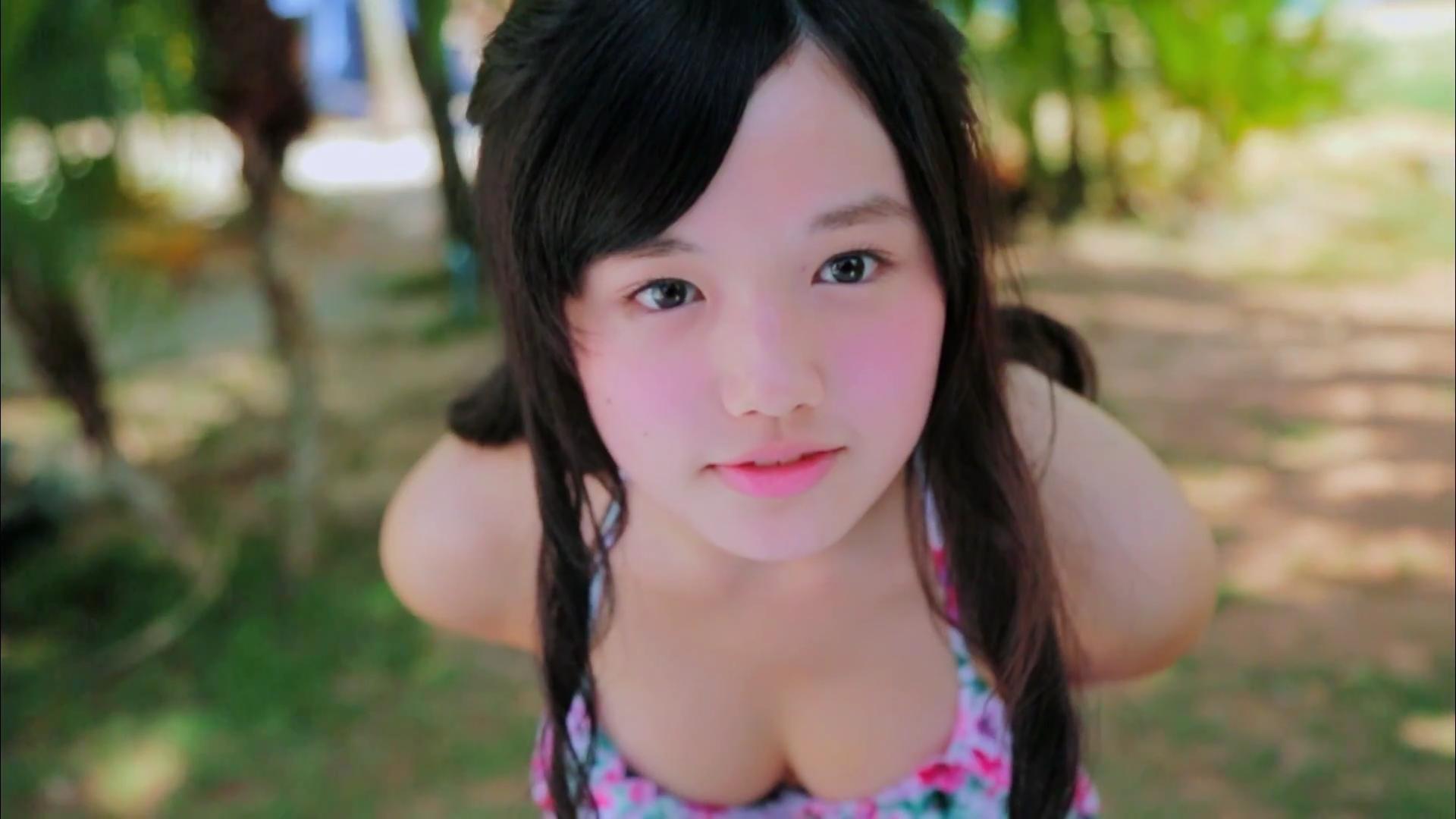 つりビットの水着MV「Chuしたい」で見せた安藤咲桜のおっぱい谷間