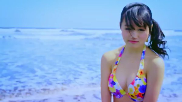 つりビットの水着MV「Chuしたい」でビキニの水着を着た安藤咲桜