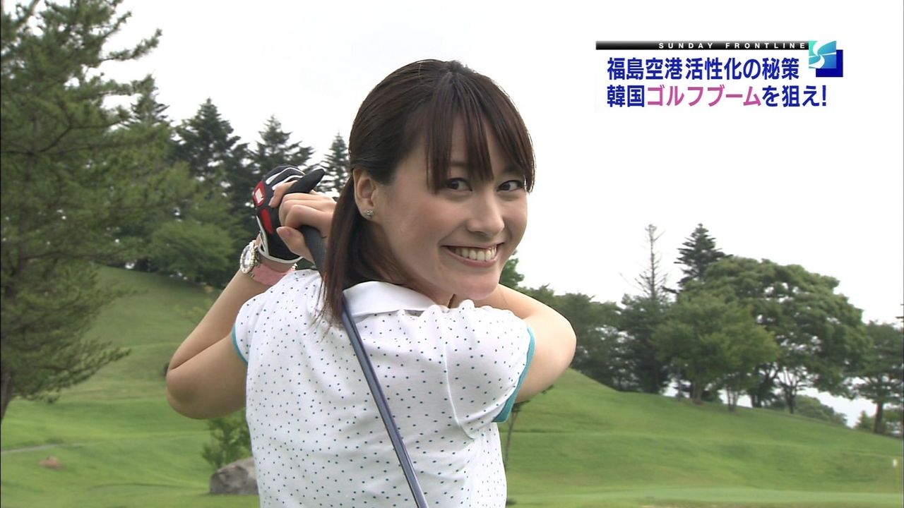 ショートパンツでお尻を突き出してゴルフをする小川彩佳アナ