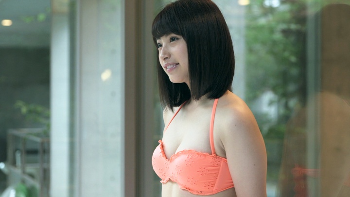 初の水着撮影でビキニの水着を着た永井理子
