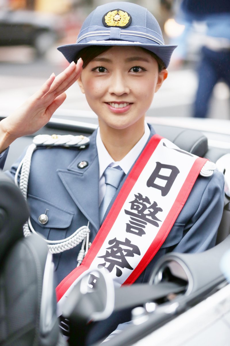 一日署長で婦警の制服を着た熊井友理奈