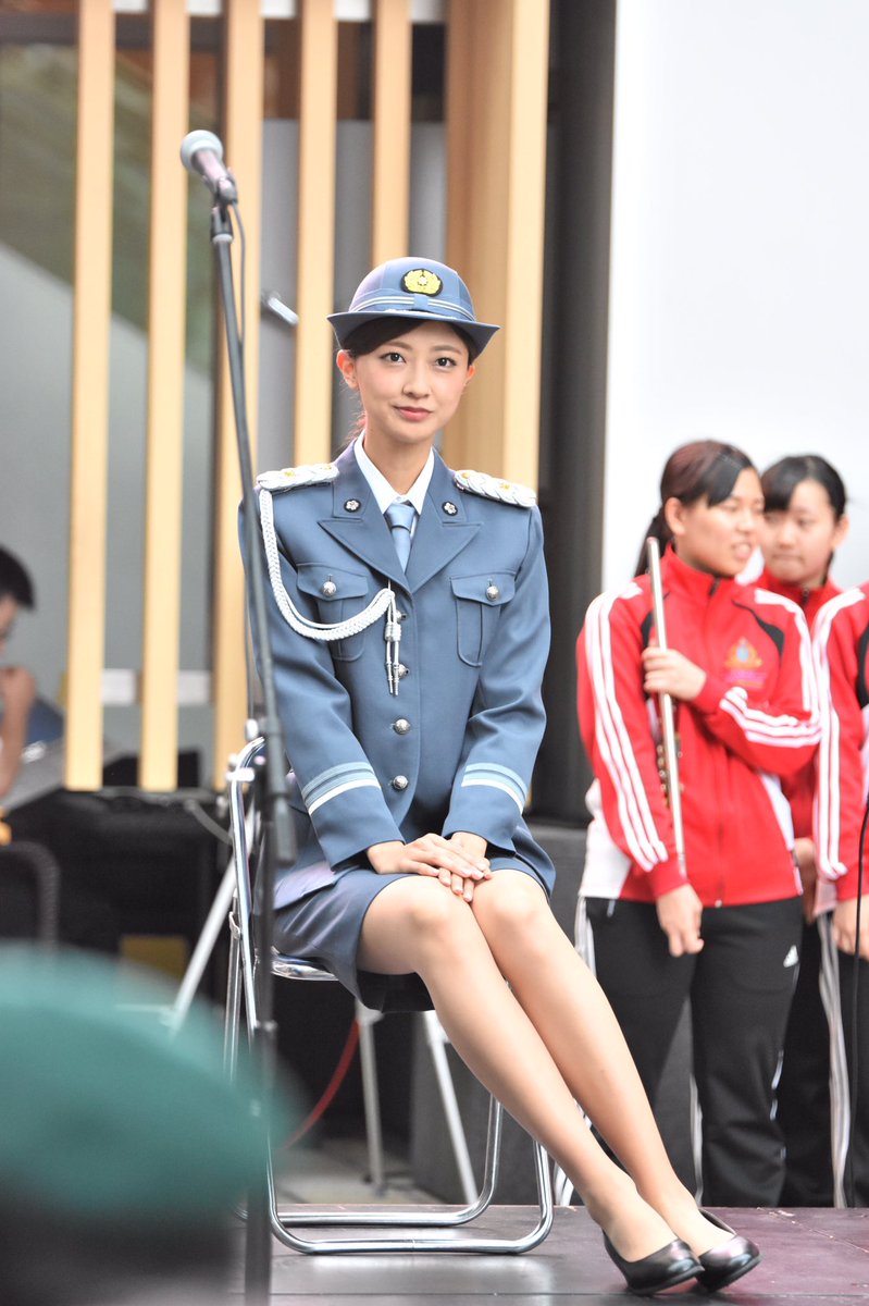 一日署長で婦警の制服を着た熊井友理奈