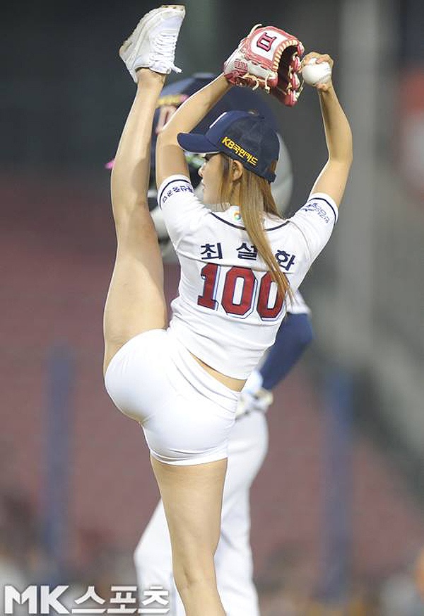 白いピチピチのショートパンツで始球式をする韓国人女性