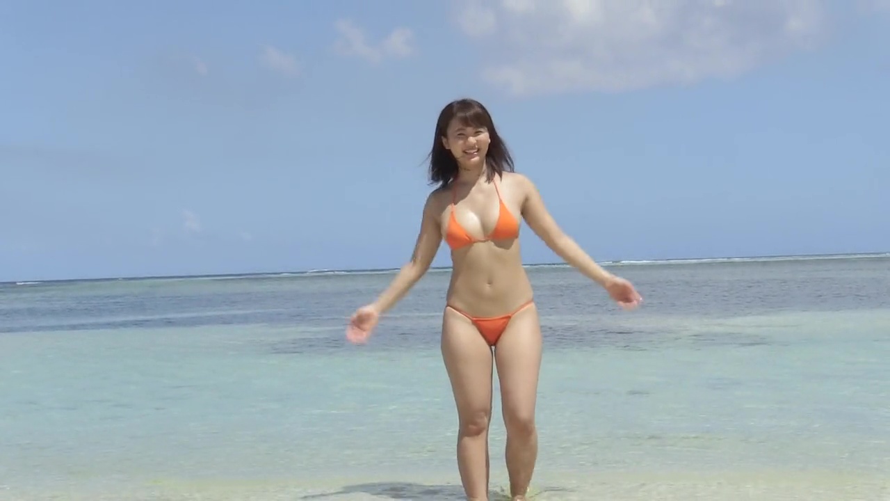 平嶋夏海のイメージビデオキャプチャ画像（極小水着を着た平嶋夏海）