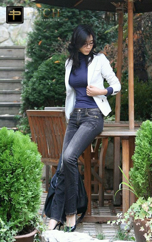 ニットを着た韓国モデル、キム・インソの着衣巨乳