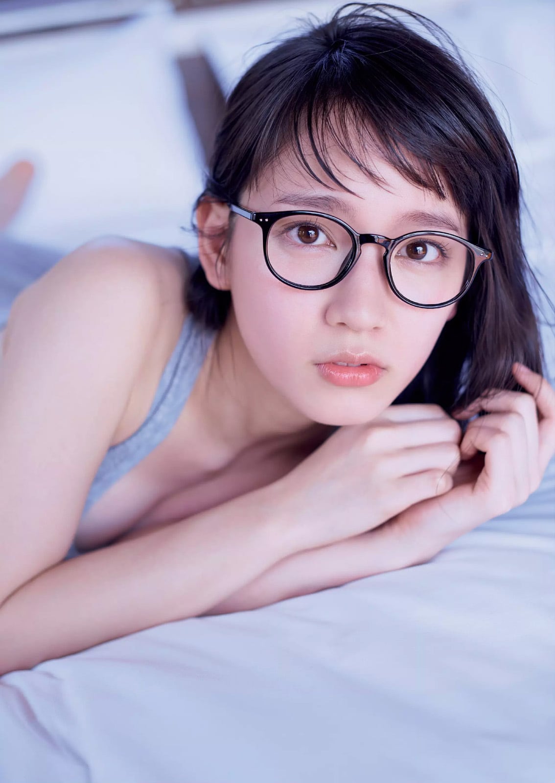 「週刊プレイボーイ 2016年 5/23 号」眼鏡をかけた吉岡里帆のグラビア
