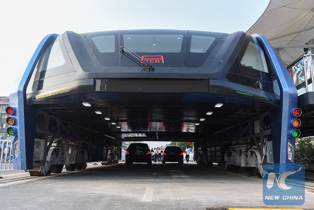 中国、一般道路の上をまたいで走行する次世代バスが完成・河北省で実用試験に移行へ