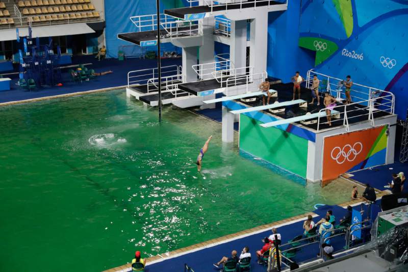 オリンピック飛び込み会場のプールの水の色が、突然、水色から緑色に、原因も不明