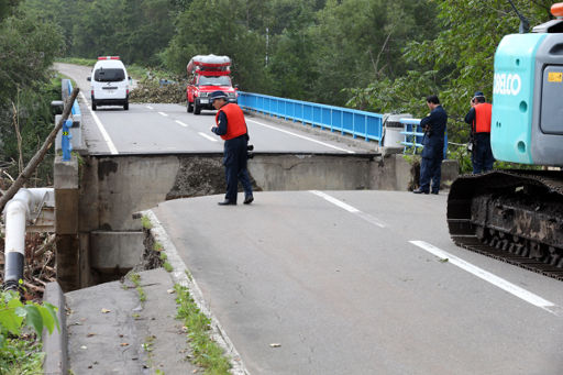 台風10号、橋が崩落した現場で必死の「止まってくれ―」が届かず、車３台転落