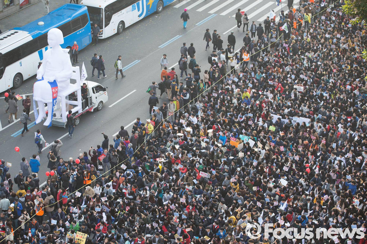 韓国 朴槿恵退陣デモに巨大慰安婦像が出現