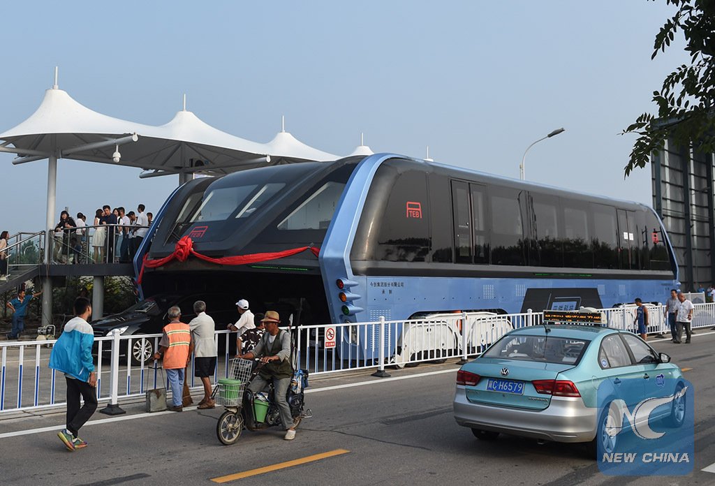 中国、一般道路の上をまたいで走行する次世代バスが完成・河北省で実用試験に移行へ