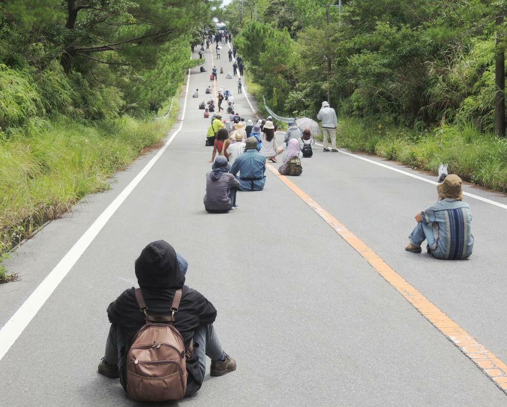 沖縄に集まったサヨク活動家たちが猿