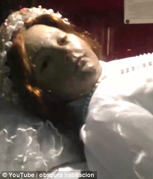 300年前に埋葬された子供の聖人の遺体が瞬きをしたと騒然 メキシコ