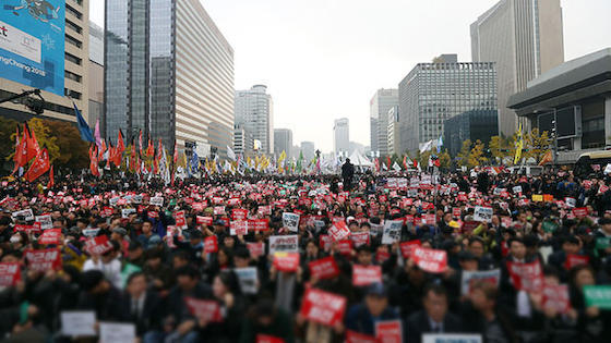 韓国で10万人が集まる大規模なデモ　朴槿恵大統領退任要求