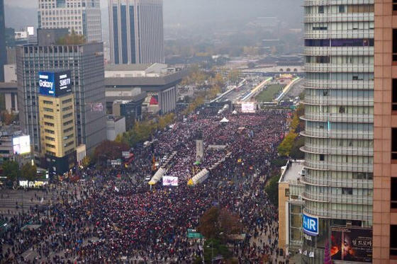 韓国で10万人が集まる大規模なデモ　朴槿恵大統領退任要求