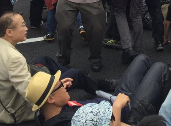 現職の国会議員、民進党・有田芳生氏、道路へ座り込んでデモを妨害