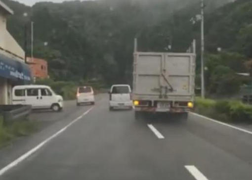 日本で超危険なオラオラ運転をするDQNトラックが撮影され話題に