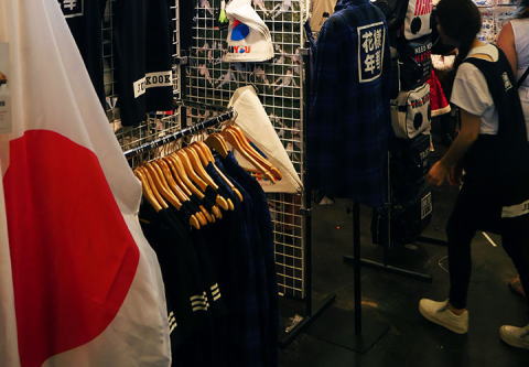 日本国旗を掲げて韓国ショップが韓国グッズ販売 / パリで開催のジャパンエキスポで異常事態発生
