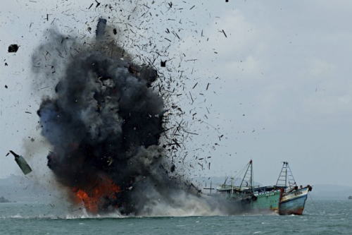 インドネシア、中国含む違法外国漁船を沈没させ独立記念日を祝う