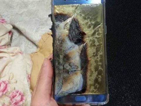 サムスン「調査の結果、Galaxy Note7は悪くない。使ってる奴がオーブンやヒーターで燃やしただけ」