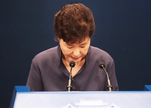朴槿恵大統領、国家機密文書の民間人流出で国民に謝罪、支持率17.5％...最初の10％台に墜落