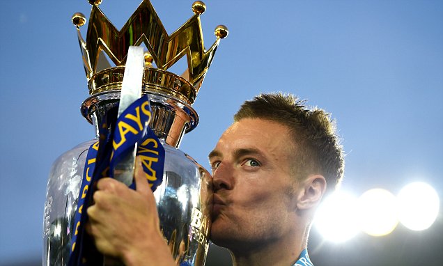 Vardy snubs £20m move to Arsenal to sign four-year deal with champions Leicester