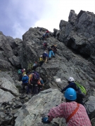 カニのタテバイを登る登山者の列