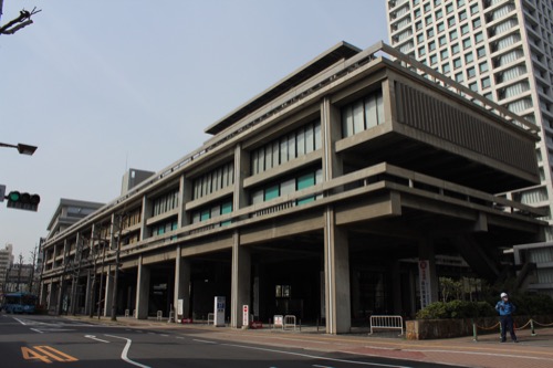 0021：香川県庁舎 県庁前通りの向かい側から