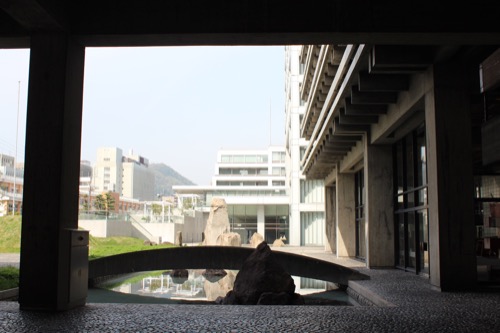 0021：香川県庁舎 ピロティから南庭を見る