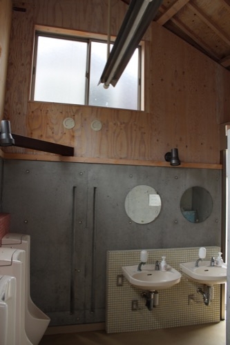 0084：沙弥島・西ノ浜の家 男子トイレ内部