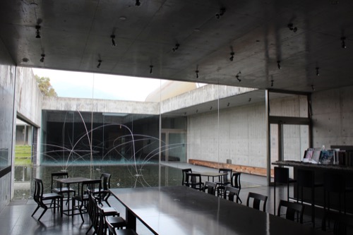 0087：奈義町現代美術館 受付横のカフェと中庭