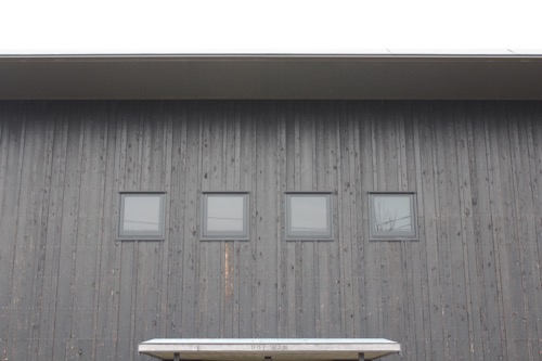 0096：伊丹十三記念館 入口真上の四つ窓