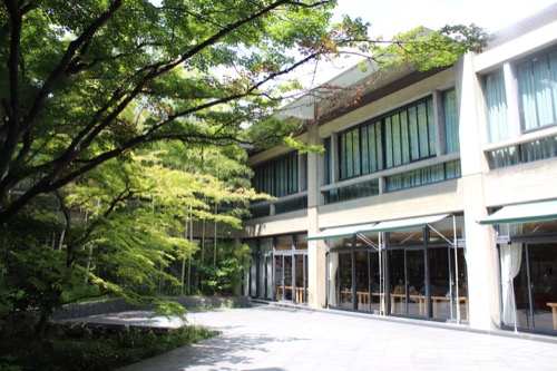 0111：奈良県文化会館 エントランスから見た中庭