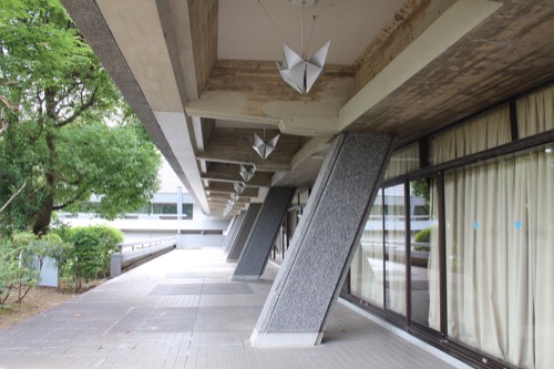 0126：国立京都国際会館 斜めに配された柱
