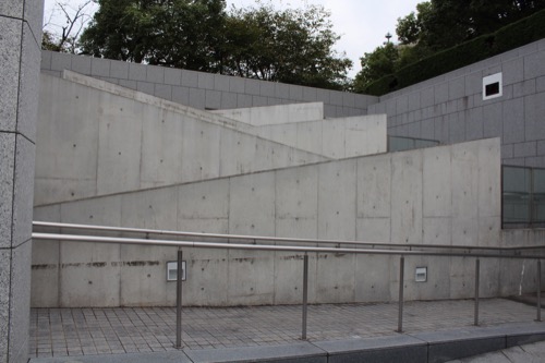 0144：国立広島原爆死没者追悼平和祈念館 玄関への階段