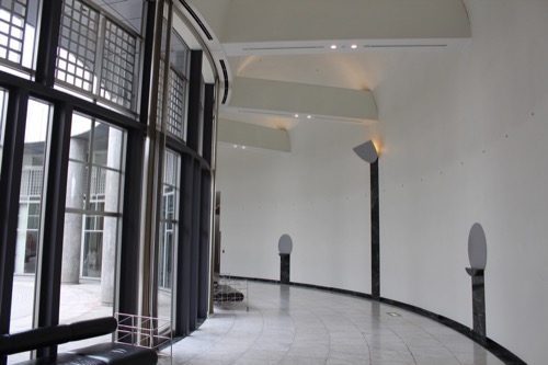 0145：広島市現代美術館 アプローチプラザの内部廊下