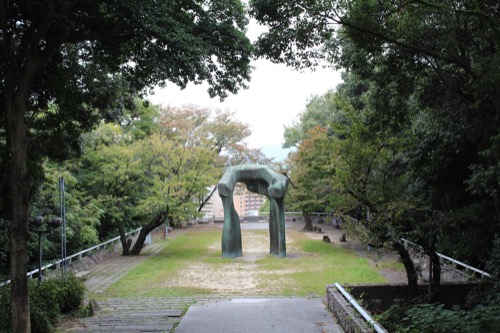 0145：広島市現代美術館 正面玄関から広島市街地の方向をみる