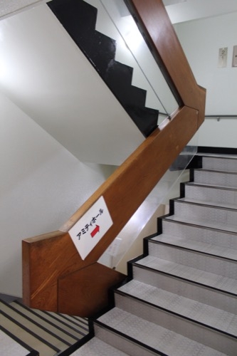 0149：西宮市民会館 事務棟の階段手すり