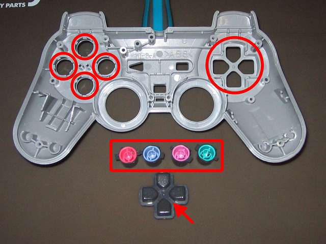 PS コントローラー（デュアルショック） スプレーを使ってメンテナンス、○×△□ボタンの側面とボタン穴のすれ合う部分と十字キーと十字キー穴のすれ合う部分にドライファストルブを噴射